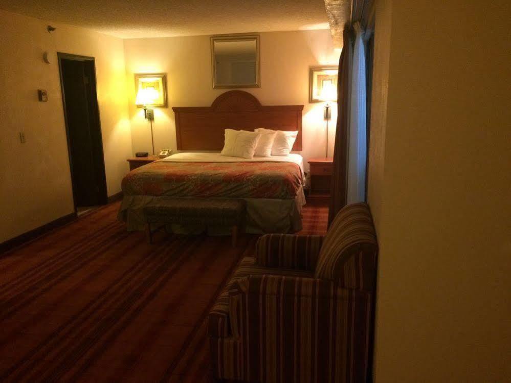 Plaza Hotel And Suites Pine Bluff Buitenkant foto